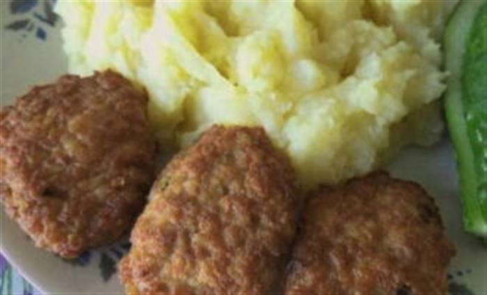 Соковиті котлети доповнюємо гарніром. У мене картопляне пюре. Подаємо на обід і приступаємо до трапези. Смачного!