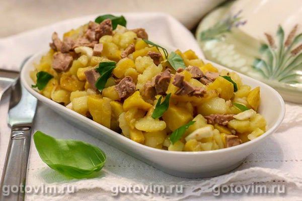 Салат із печінки тріски з картоплею, маринованою цибулею та патисонами