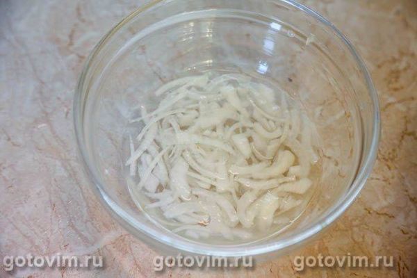 Салат із печінки тріски з картоплею, маринованою цибулею та патисонами