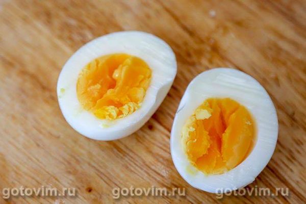 Салат із печінки тріски з картоплею, маринованою цибулею та патисонами