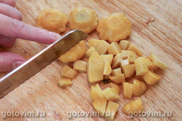 Салат із печінки тріски з картоплею, маринованою цибулею та патисонами