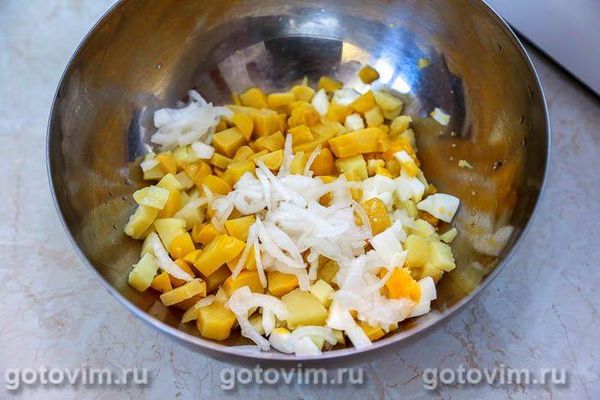 Салат із печінки тріски з картоплею, маринованою цибулею та патисонами